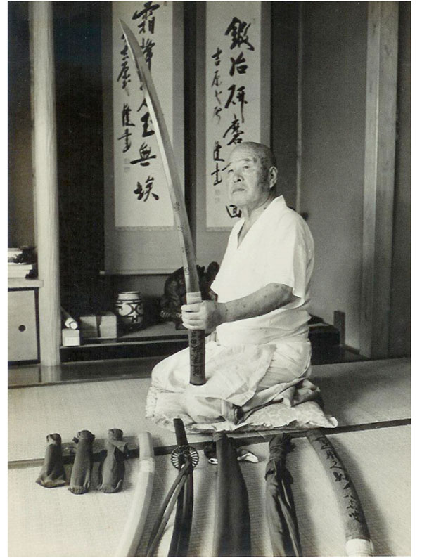 Kuniie inspecting a blade in 1969.