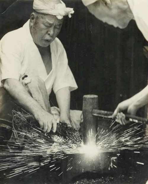 Kuniie at his forge in Katsushika-ku
