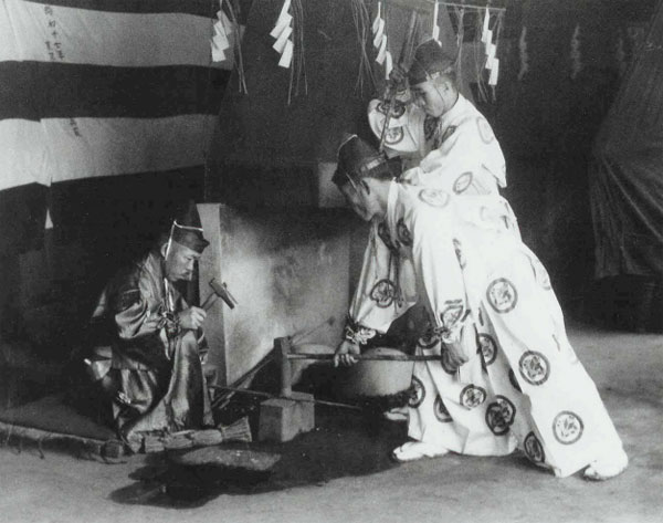 Kuninobu forging swords with Masahiro as sakite (hammer-man) in the rear right of the picture